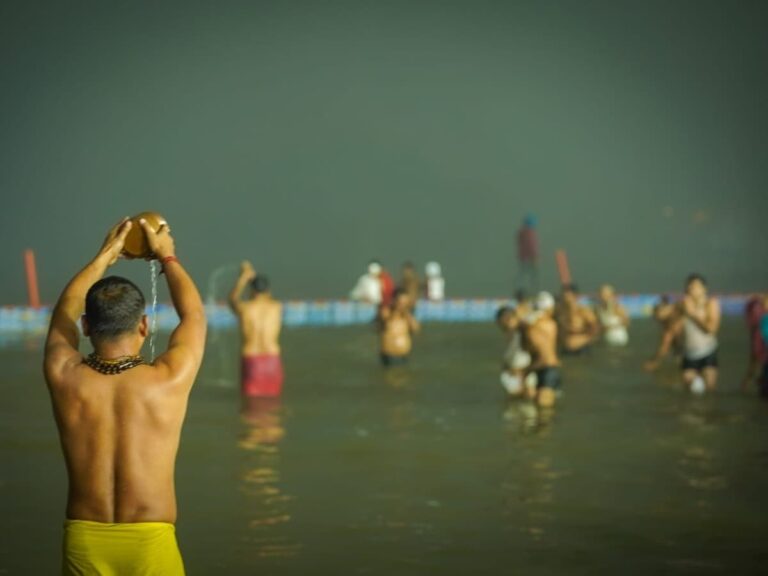 महाकुंभ का पहला स्नान: आस्था का महासंगम,                                  20 देशों से आए भक्त, 60 लाख श्रद्धालुओं ने लगाई डुबकी