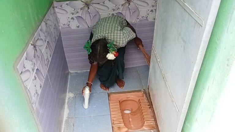 तमिलनाडु: स्कूल में छात्रों से टॉयलेट सफाई का मामला,          प्रिंसिपल निलंबित, पेरेंट्स में आक्रोश