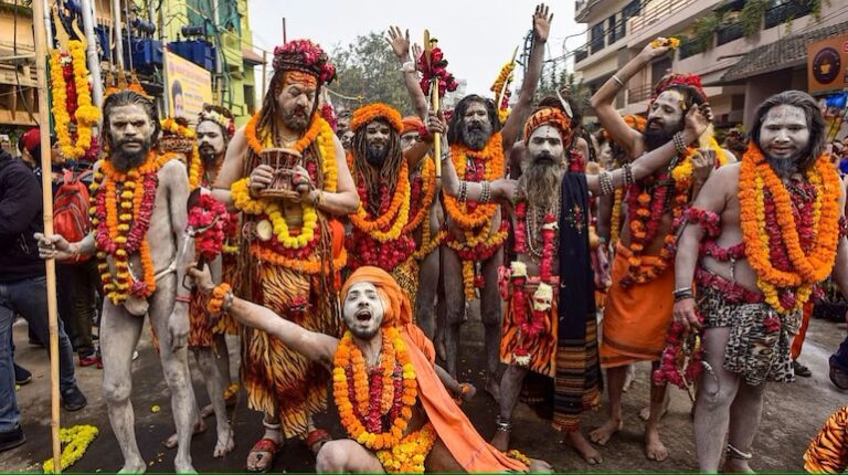 महाकुंभ 2025: अमृत स्नान पर उमड़ा श्रद्धालुओं का सैलाब,                                    नागा साधुओं की पेशवाई ने मोहा मन, सुरक्षा और स्वच्छता बनी प्राथमिकता