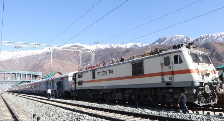 जम्मू- कश्मीर रेलवे लाइन का ट्रायल रन हुआ सफल,                     326 किलोमीटर की लाइन पर 111km की सुरंग,                       चिन्नाब नदी पर दुनिया का सबसे ऊंचा पुल