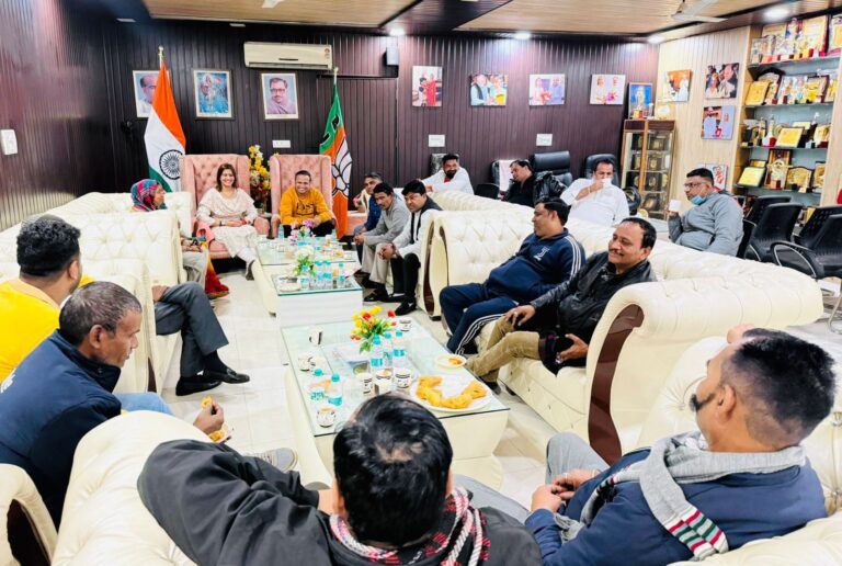 रूबी फोगाट यादव ने युवाओं और                                             महिलाओं को सशक्त बनाने के लिए बैठक की अध्यक्षता की