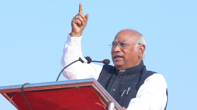76वें गणतंत्र दिवस पर मल्लिकार्जुन खरगे का राष्ट्र के नाम संदेश: संविधान की रक्षा के लिए एकजुट होने का आह्वान