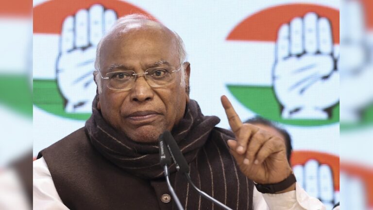 मल्लिकार्जुन खड़गे ने बजट 2025-26 को लेकर सरकार पर साधा निशाना, खड़गे बोले- युवाओं, किसानों और महिलाओं के लिए कुछ नहीं