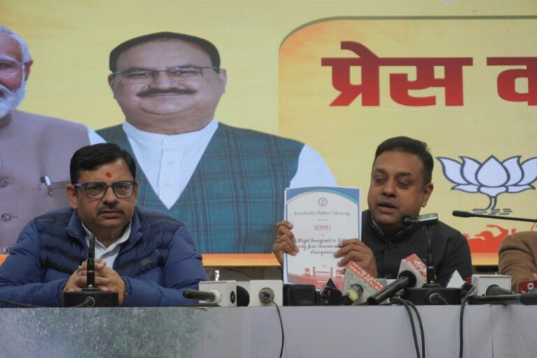 बिजवासन में जल संकट और अवैध जल सप्लाई को लेकर भाजपा का हमला, संबित पात्रा ने केजरीवाल सरकार पर साधा निशाना