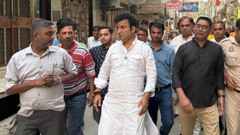 दिल्ली के पटपड़गंज क्षेत्र के भारतीय जनता पार्टी (BJP) के विधायक रवींद्र नेगी ने नवरात्रि के अवसर पर एक नया विवाद खड़ा किया है।