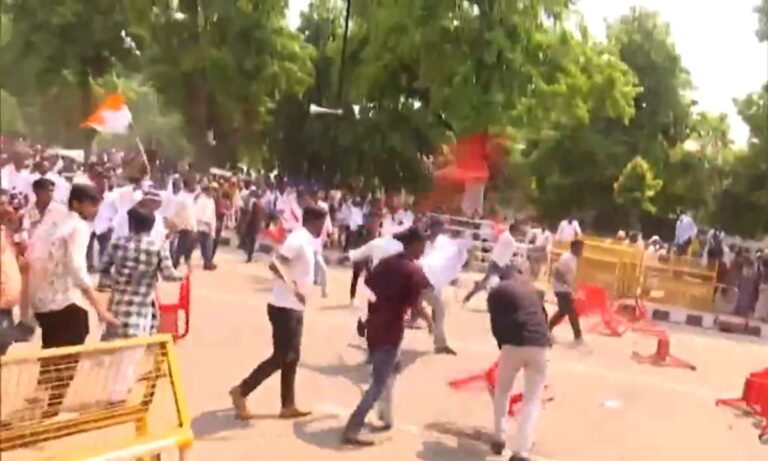 भुवनेश्वर में कांग्रेस का विरोध प्रदर्शन हिंसक हुआ, पुलिस से झड़प और लाठीचार्ज