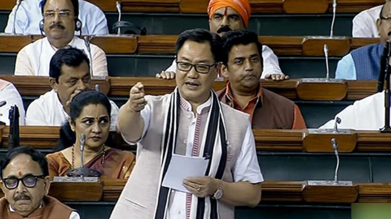 संसदीय कार्य मंत्री किरण रिजिजू ने पेश किया वक्फ संशोधन विधेयक,कहा किसी की बात कोई बदगुमा न समझेगा, जमीन का दर्द कभी आसमान नहीं समझेगा