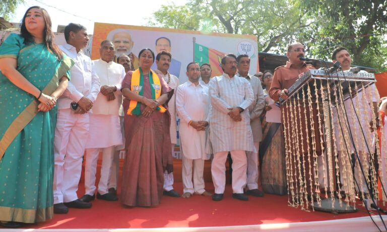 भाजपा स्थापना दिवस पर दिल्ली भाजपा कार्यालय में ध्वजारोहण, कार्यकर्ताओं को दी शुभकामनाएं मुख्यमंत्री रेखा गुप्ता और प्रदेश अध्यक्ष वीरेंद्र सचदेवा ने किया झंडोत्तोलन, 14 जिलों में भी आयोजित हुए कार्यक्रम