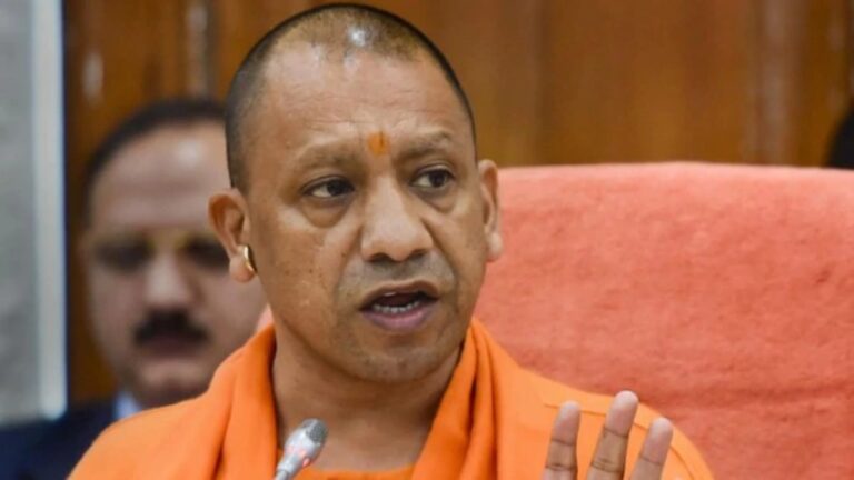 उत्तर प्रदेश के सीएम योगी आदित्यनाथ ने दिए जिलाधिकारियों को भ्रमण और सर्वे के निर्देश, कहा लोगों के पास जाकर लिया जाए जायजा