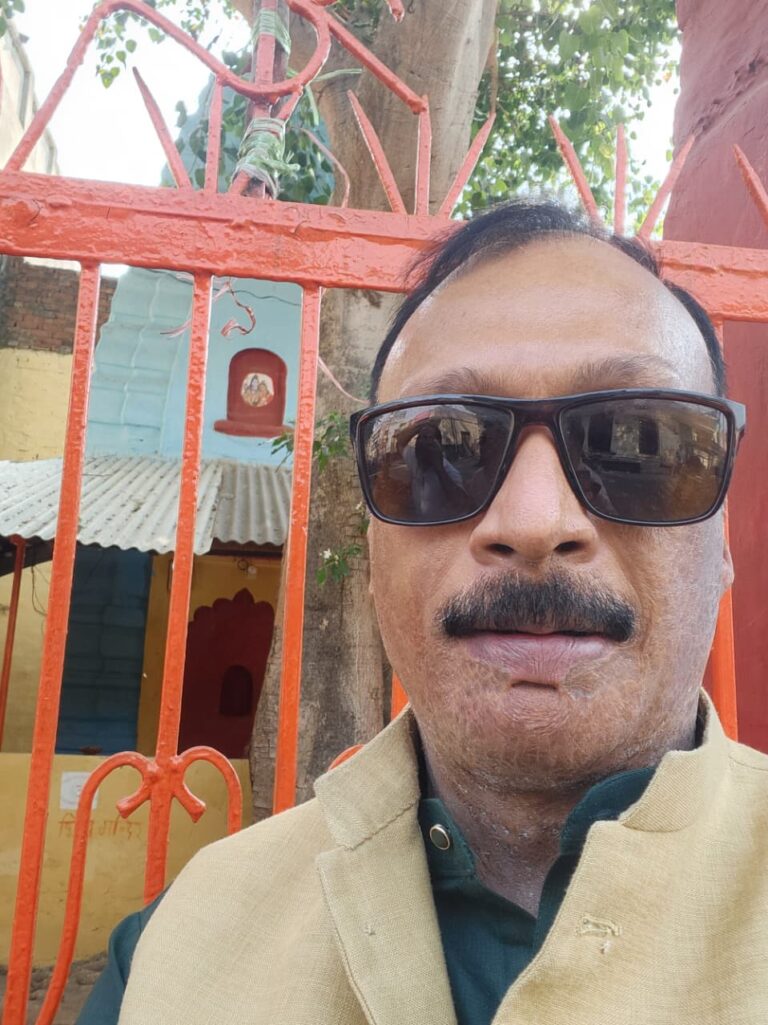 मनोज श्रीवास्तव ने की देव भूमि सम्भल की यात्रा, प्राचीन मंदिरों का किया दर्शन