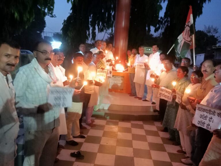 पहलगाम आतंकी हमले के खिलाफ कांग्रेस का विरोध प्रदर्शन, दिल्ली में निकाला कैंडल मार्च