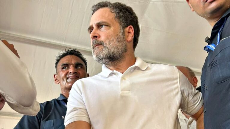 राहुल गांधी का बिहार दौरा: दलित छात्रावास में संवाद और ‘फुले’ फिल्म, सियासी बयानबाजी तेज