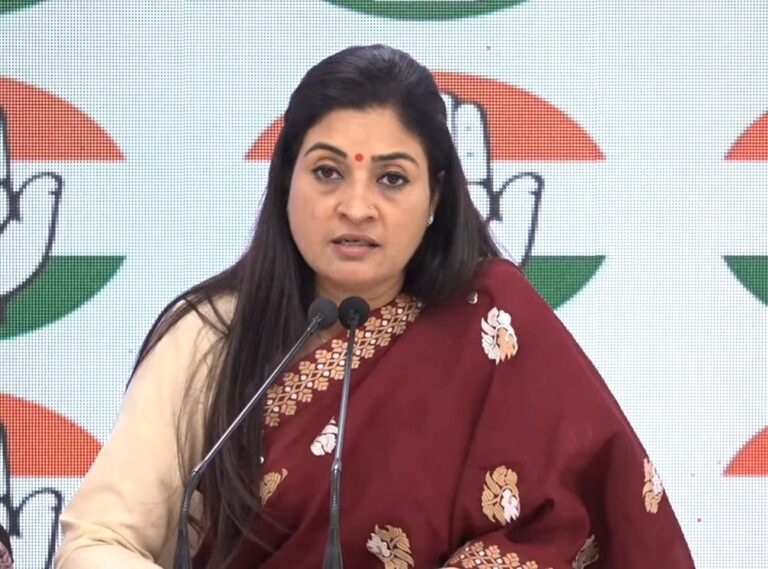 भाजपा नेताओं की टिप्पणियों पर कांग्रेस का हमला, शहीदों और सेना के अपमान पर प्रधानमंत्री की चुप्पी पर उठाए सवाल