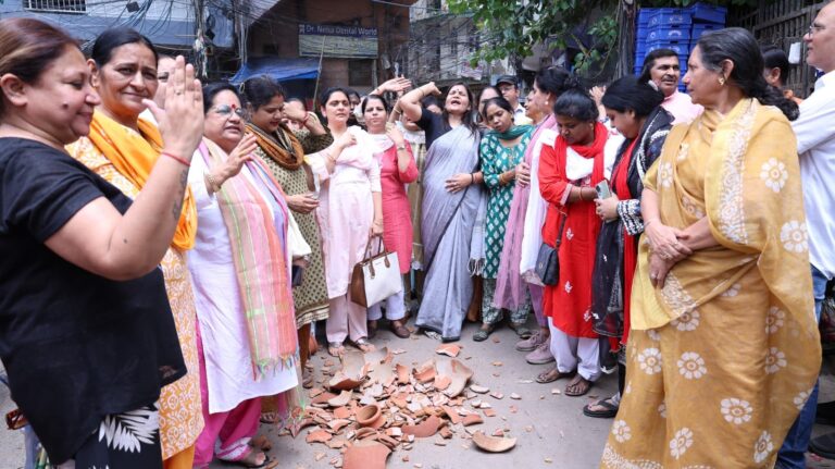 पानी के संकट से दिल्ली बेहाल, महिलाओं ने किया मटका फोड़ प्रदर्शन, भाजपा सरकार पर जमकर निशाना