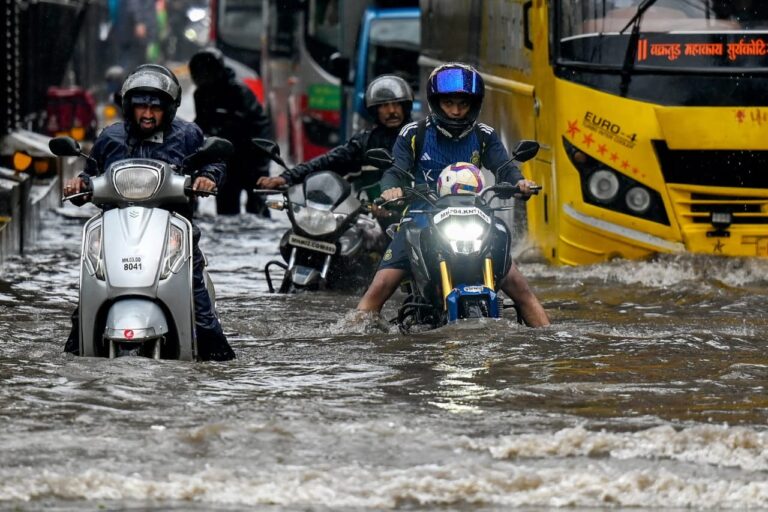 समय से पहले मॉनसून की दस्तक से तबाही, कई राज्यों में रेड अलर्ट