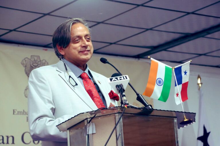 कांग्रेस बनाम शशि थरूर, सर्जिकल स्ट्राइक पर बयान से बढ़ा विवाद