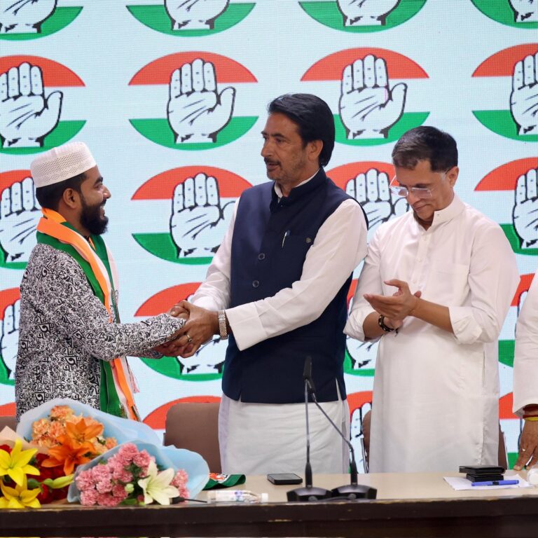 पश्चिम बंगाल के प्रख्यात समाजसेवी पीरजादा अमीन कांग्रेस में हुए शामिल-गुलाम अहमद मीर, पवन खेड़ा और अन्य वरिष्ठ नेताओं ने किया स्वागत