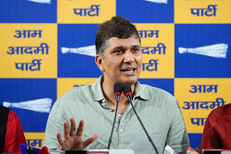 रेखा गुप्ता ने कहा था ‘एक भी झुग्गी नहीं टूटेगी’, अगले ही दिन उजाड़ दी गईं 800 झुग्गियां, आप का आरोप