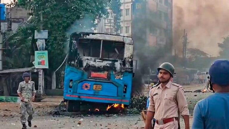 मुर्शिदाबाद हिंसा पर चार्जशीट दाखिल, 13 नामजद आरोपी, BNS और आर्म्स एक्ट की धाराएं लागू