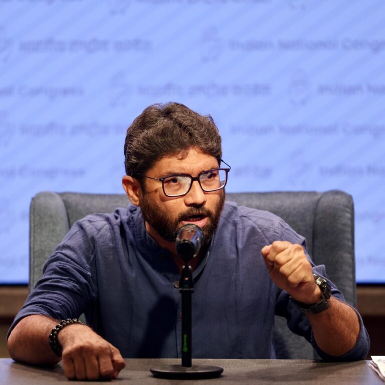 जिग्नेश मेवाणी ने पत्रकारों को किया संबोधित,बोले आरएसएस ने 10 सालों से लोगों पर मचाया उत्पाद जानें क्या है पूरा मामला