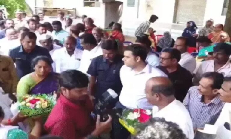 गैस योजना की जानकारी न देने पर नाराज हुई मंत्री सविता, कार्यक्रम में DM पर फेंका गुलदस्ता, वीडियो वायरल
