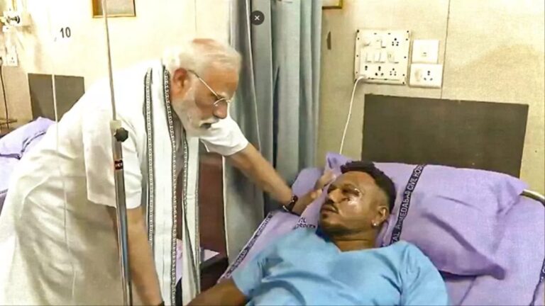 Air India विमान हादसा, पीएम मोदी ने घायल यात्रियों से की मुलाकात, इकलौते जीवित बचे यात्री विश्वास कुमार ने सुनाया भयावह मंजर