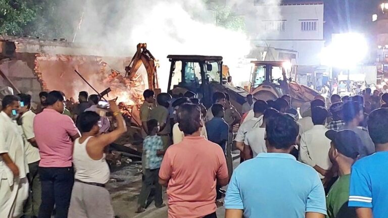 वाराणसी में सड़क चौड़ीकरण के लिए चला बुलडोजर, मशहूर दुकानों पर गिरा हथौड़ा