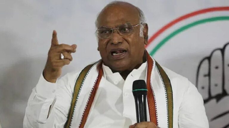 शशि थरूर की पीएम मोदी की प्रशंसा पर खड़गे का कटाक्ष, ‘कुछ लोगों के लिए मोदी पहले, देश बाद में’