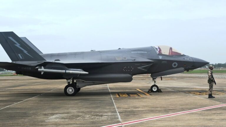 तिरुवनंतपुरम एयरपोर्ट पर ब्रिटिश स्टील्थ फाइटर जेट F-35B खड़ा, 14 दिनों से उड़ान भरने में असमर्थ, हाई-टेक फाइटर जेट की तकनीकी खराबी बनी चुनौती