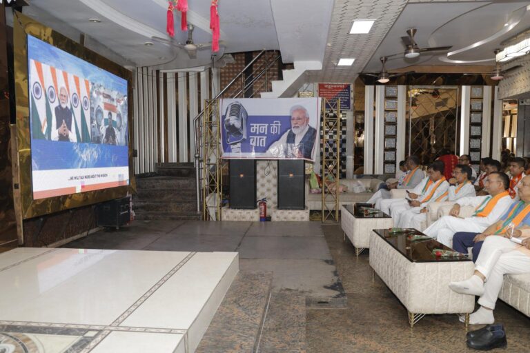 दिल्ली भाजपा ने 6500 बूथों पर सुना ‘मन की बात’, नेताओं ने किया पौधारोपण और आपातकाल पर जताई चिंता