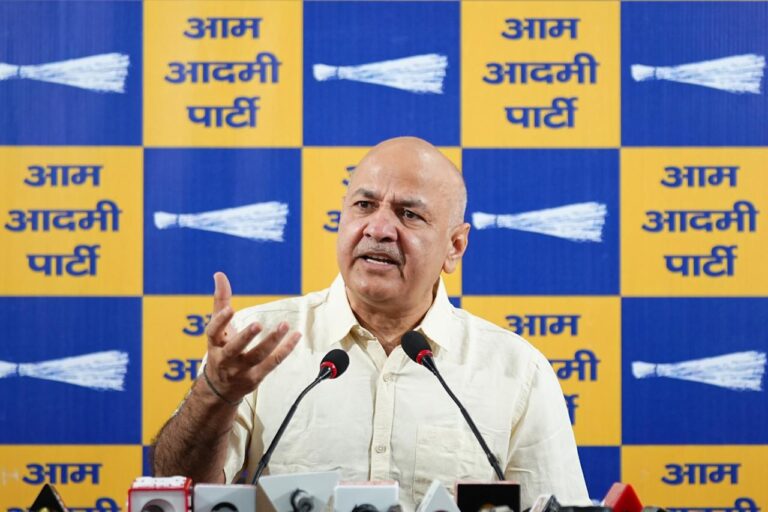 आप का केंद्र पर हमला, पुराने वाहनों पर रोक से 61 लाख परिवार प्रभावित, मनीष सिसोदिया ने बताया जनविरोधी फैसला