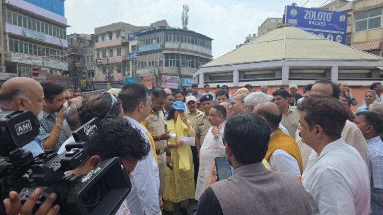 सांसद प्रवीन खंडेलवाल का निरीक्षण दौरा, चावड़ी बाजार, सीताराम बाजार और माता सुंदरी क्षेत्र में अतिक्रमण हटाने व सड़कों की मरम्मत केनिर्देश
