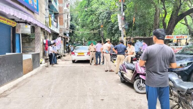 दक्षिणपुरी में चार एसी मैकेनिक बेहोश मिले, तीन की मौत, एक गंभीर हालत में भर्ती, पीसीआर कॉल से हुआ मामले का खुलासा