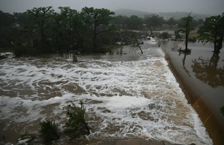 टेक्सास में भयंकर बाढ़ से तबाही: 50 से अधिक लोगों की मौत, दर्जनों अब भी लापता, ग्वाडालूप नदी में अचानक उफान से फैला हड़कंप