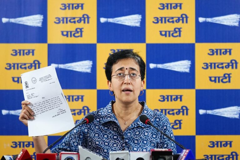 आम आदमी पार्टी का आरोप, नंगली डेयरी की झुग्गियों पर बुलडोजर चलाने की तैयारी में बीजेपीनेता प्रतिपक्ष आतिशी का बयान – ‘जहां झुग्गी-वहीं मकान’ का वादा भूल गई भाजपा, अब झुग्गियां उजाड़ रही है