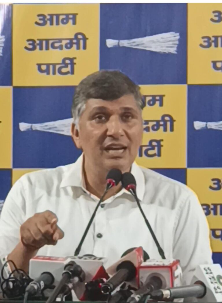 दिल्ली सरकार के फोन खर्च पर ‘आप’ का हमला, सौरभ भारद्वाज बोले- जनता परेशान, मंत्री ऐश मेंमंत्रियों के लिए लाखों के फोन, जनता के लिए कमेटी, ‘आप’ का सवाल