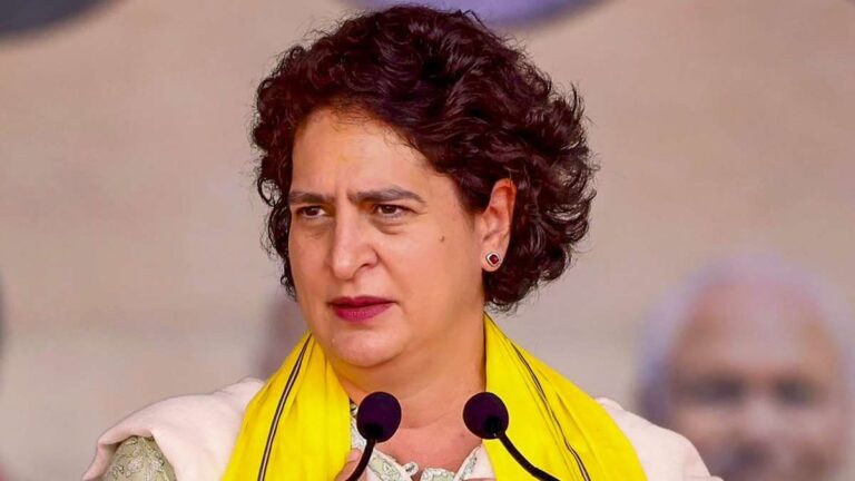 सत्ता पक्ष लोकतंत्र का रहा है गला घोंट, प्रियंका गांधी ने संसद न चलने देने का लगाया आरोप जानें क्या है पूरा मामला