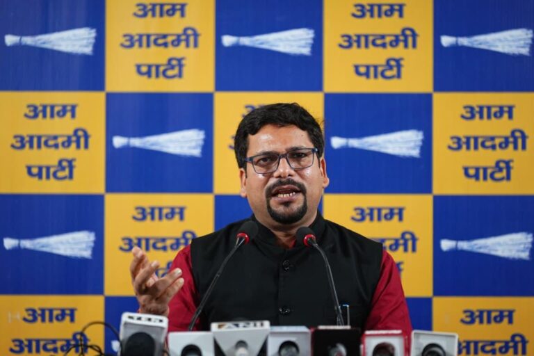 PM मोदी की रैली में जबरन भीड़ AAP ने लगाए MCD कर्मचारियों को मजबूर करने के आरोप, भाजपा ने कर्मचारियों पर दिखाई सख्ती