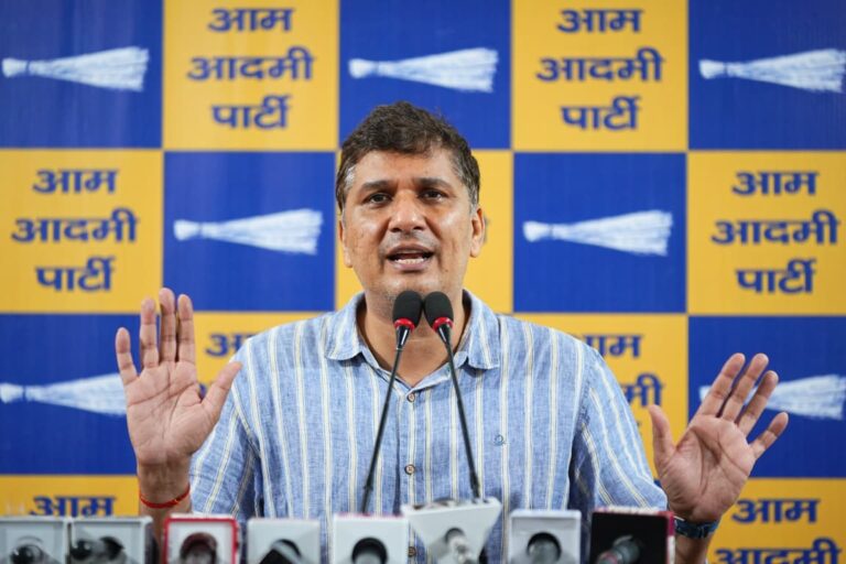 AAP का आरोप PM मोदी की रैली में भीड़ जुटाने को सरकारी कर्मचारियों पर हो रहा ज़बरदस्ती का इस्तेमाल, दिल्ली में लोकतंत्र नहीं तानाशाही बोले सौरभ भारद्वाज