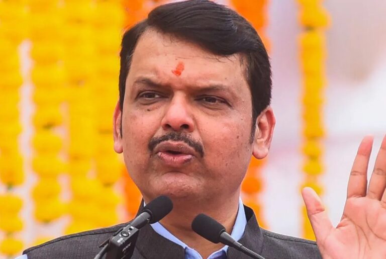 गोविंदा उत्सव में फडणवीस ने फोड़ी ‘परिवर्तन की दही हांडी’, शिवसेना (UBT) पर कसा जमकर तंज “जानें क्या कुछ कहा”