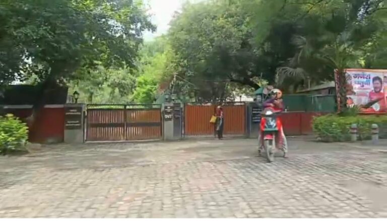 केन्द्रीय राज्य मंत्री व दलित समाज के मसीहा रामदास अठावले के सरकारी आवास पर ध्वजारोहण को लेकर हुआ विवाद, मंत्री की गैरमौजूदगी में दलित अधिकारी के साथ दुर्व्यवहार “झंडारोहण विवाद में पुलिस पर पक्षपात के लगे आरोप”