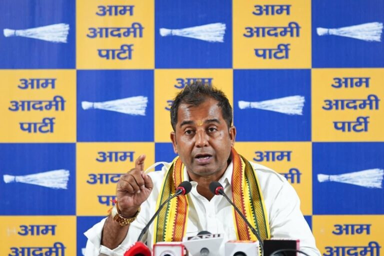 कालकाजी मंदिर के पुजारी की निर्मम हत्या पर AAP का बीजेपी पर हमला, दिल्ली में कानून व्यवस्था की नाकामी