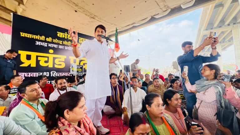 दिल्ली भाजपा अध्यक्ष मनोज तिवारी के नेतृत्व में खजूरी चौक पर हुआ विरोध प्रदर्शन, नेताओं ने कांग्रेस पर ‘नीचतापूर्ण’ राजनीति का आरोप लगाया