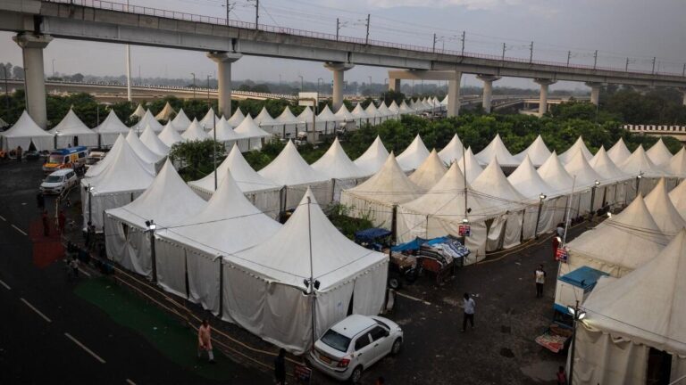 यमुना के बढ़ते जलस्तर से छह जिलों में भारी बाढ़, मयूर विहार फ्लाईओवर के नीचे बनी टेंट सिटी