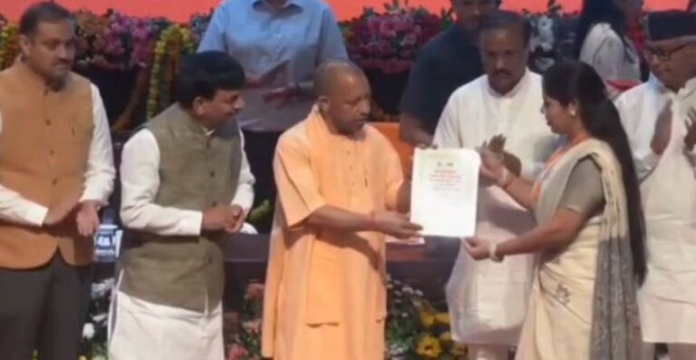 लखनऊ में अनुदेशकों को मिला नियुक्ति पत्र, सीएम योगी बोले ” 8.5 लाख युवाओं को मिली सरकारी नौकरी”