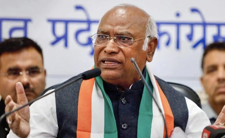 चुनाव आयोग पर कांग्रेस नेता मल्लिकार्जुन खरगे का वार, वोट चोरी पर रोकी जा रही है जांच “आखिर किसे बचा रहा है आयोग?”