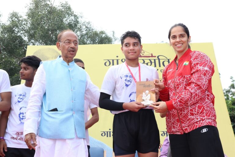 Ace Shuttler Padma Bhushan Saina Nehwal and former Union Minister Vijay Goel flagged off the race, Five thousand youth participated in Gandhi Darshan