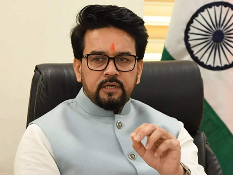 वोट चोरी’ पर राहुल गांधी बनाम अनुराग ठाकुर, संसद से सड़क तक छिड़ा घमासान “चुनाव आयोग की निष्पक्षता पर सवाल”