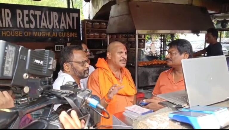 लखनऊ में हिंदू महासभा का मटन-मीट दुकानों को बंद कराने का विरोध प्रदर्शन
