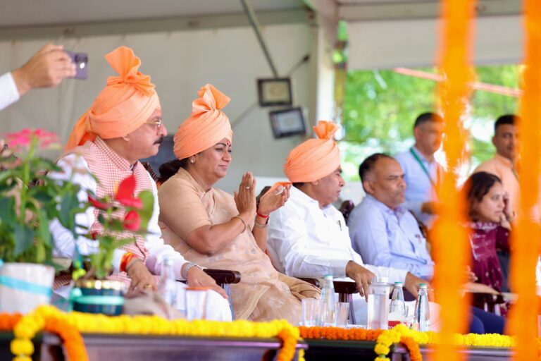 सीएम रेखा गुप्ता ने हिरण कूदना गांव में अत्याधुनिक खेल परिसर का किया उद्घाटन आधुनिक सुविधाएं खेल प्रतिभाओं को प्रोत्साहित हैं करती